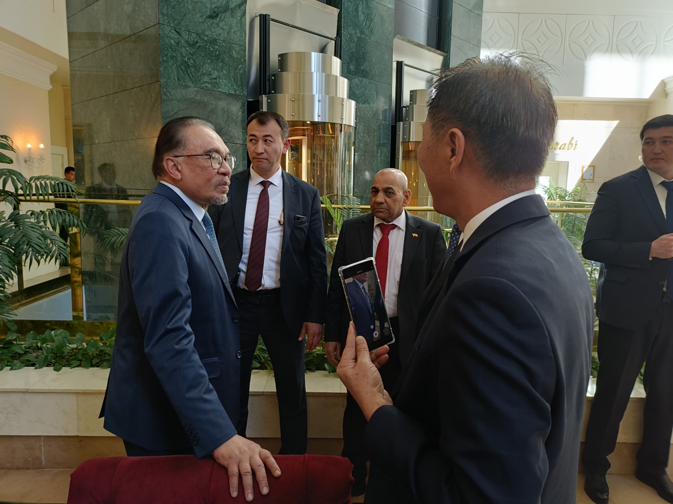 Informal discussion with Malaysian Prime Minister Dato' Sri Anwar Ibrahim during his 2024 visit to Kazakhstan
